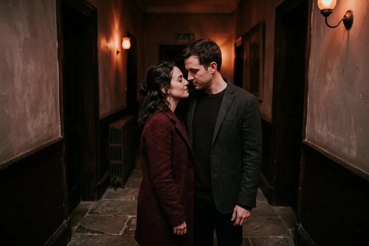 男女在昏暗走廊面對面站立，化學吸引力隱然可感