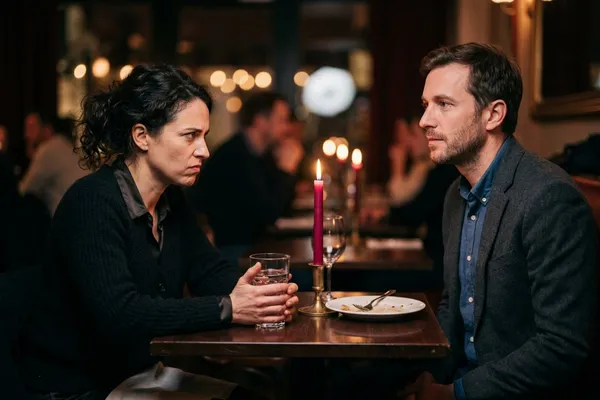 女人盯著伴侶，玫瑰燭光下壓抑著心中的嫉妒